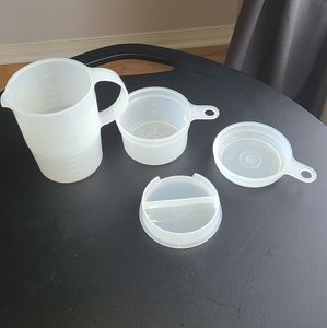 Tupperware metric measuring cup set